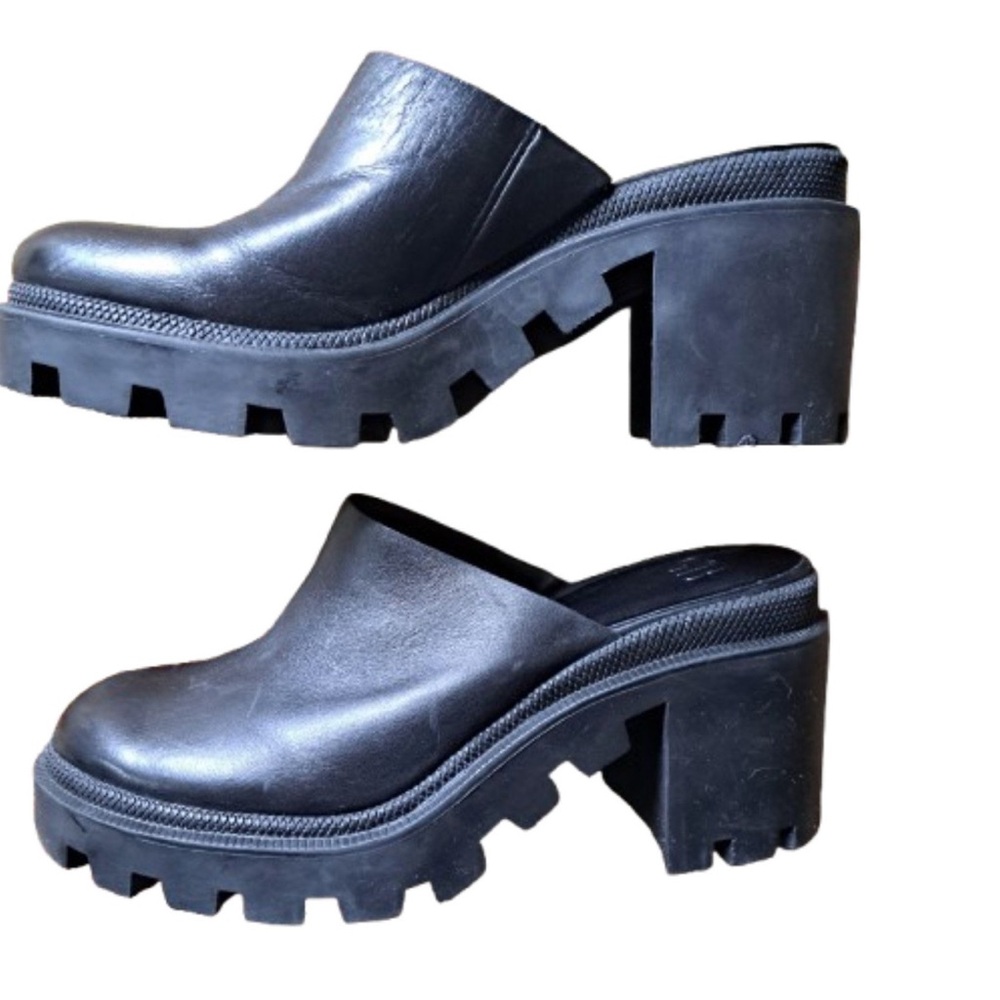 NWOT Gianni Bini Black
Leather Platform Mules
 Retro Y2K 90s